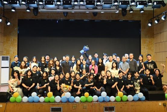 yl23411永利集团官网树达学院2022级广电编导展映晚会合影。供稿单位供图